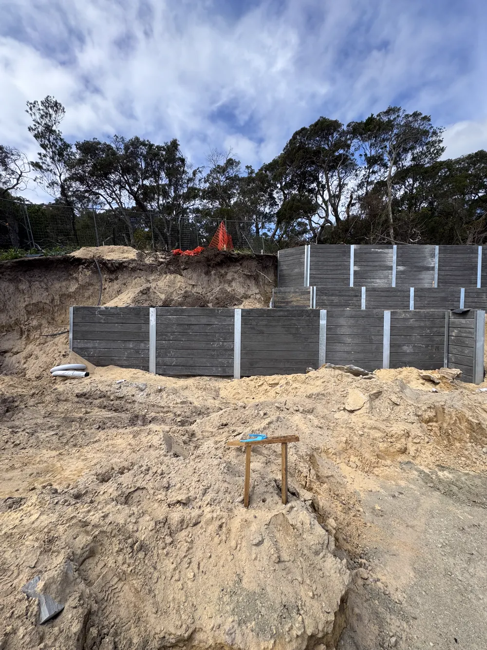 02 – Tall grey wall, bushland build photo 5