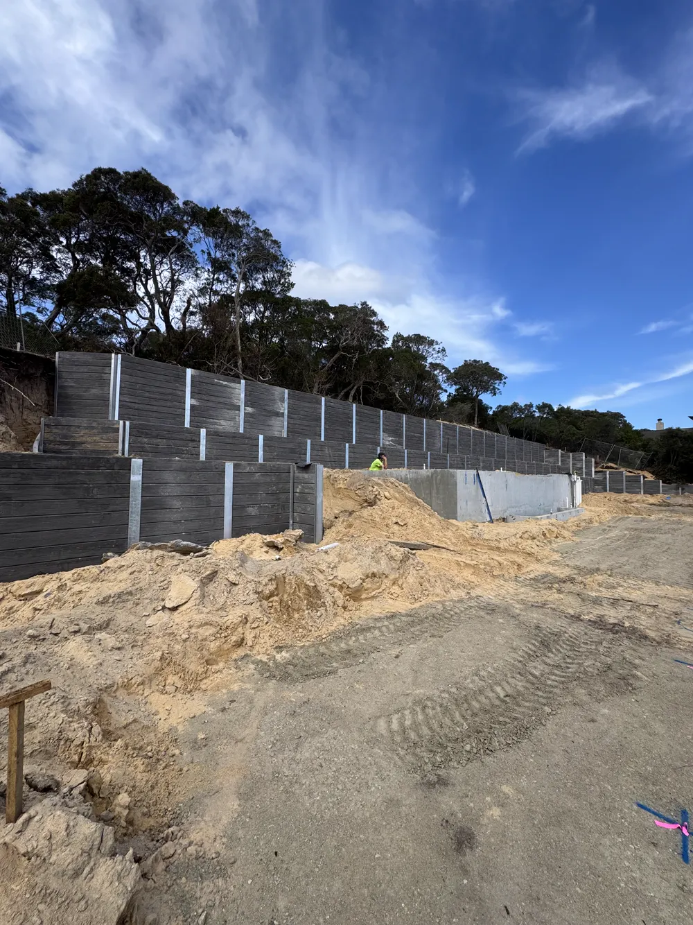 02 – Tall grey wall, bushland build photo 6