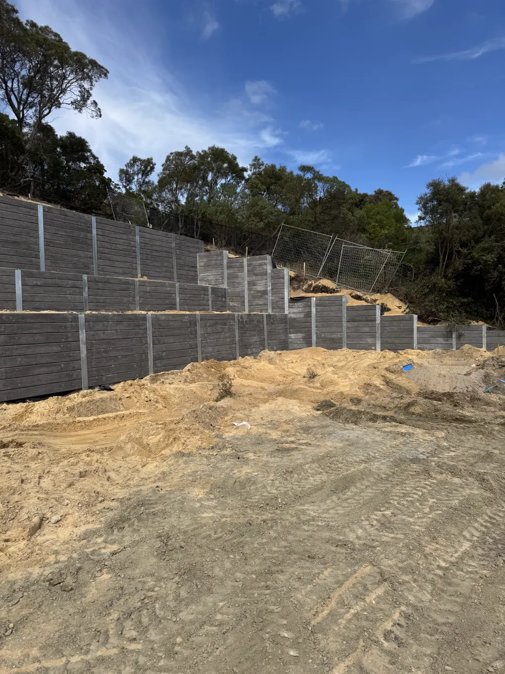 02 – Tall grey wall, bushland build photo 7