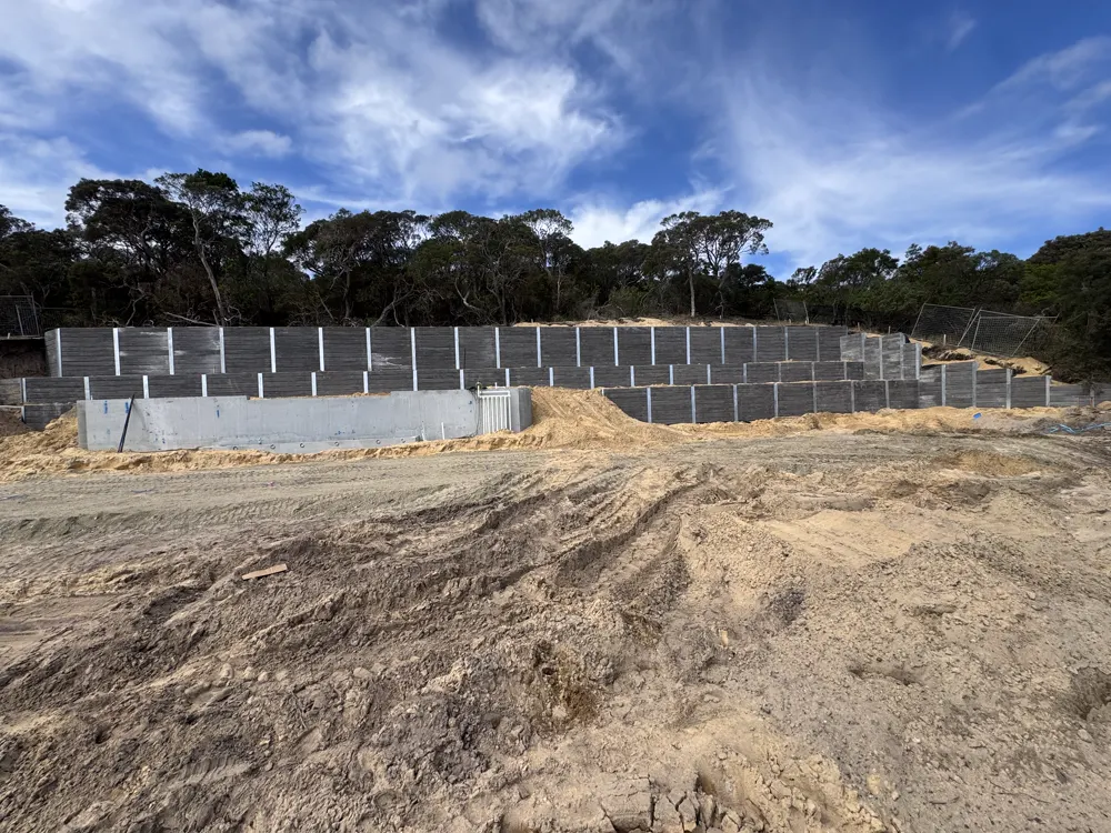 02 – Tall grey wall, bushland build photo 8