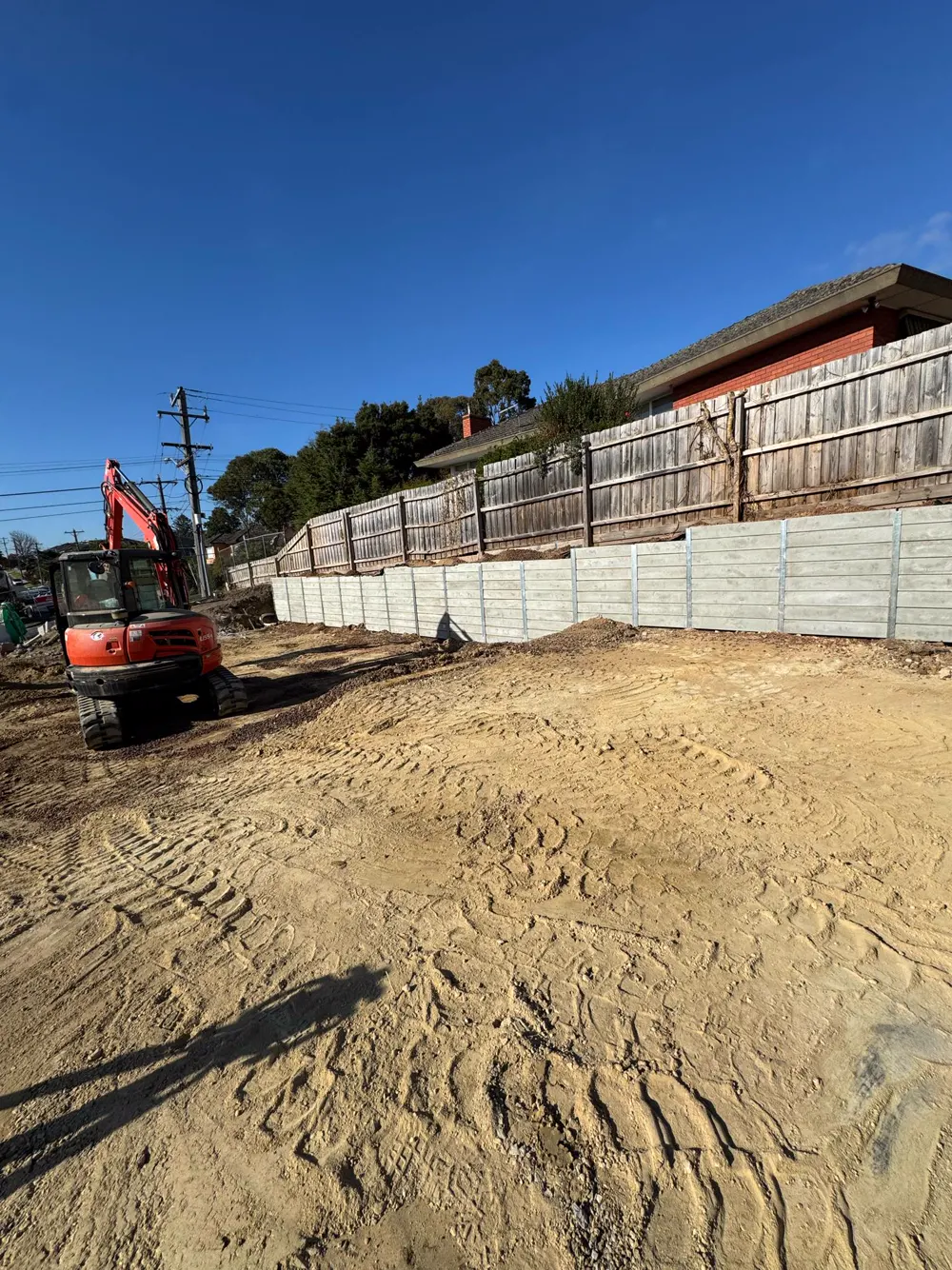 09 – Grey builds on red soil photo 3