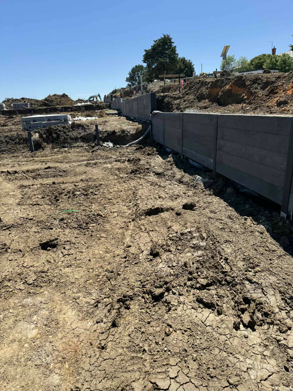 09 – Grey builds on red soil photo 4