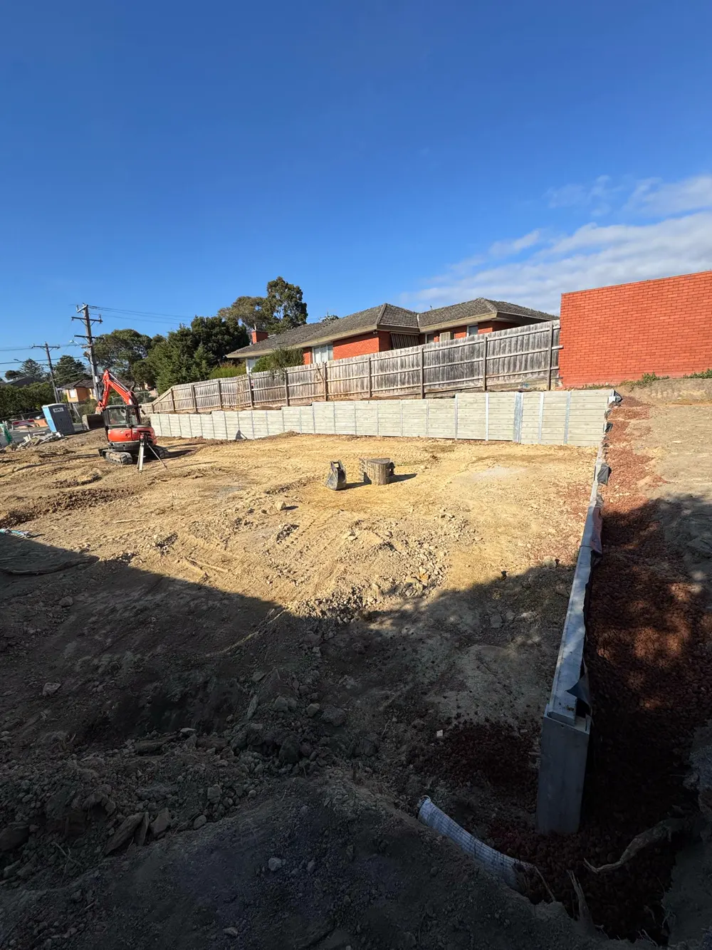 09 – Grey builds on red soil photo 5
